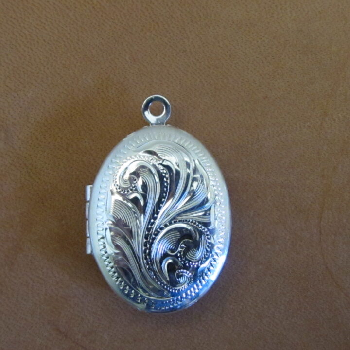 3/4" Oval Locket