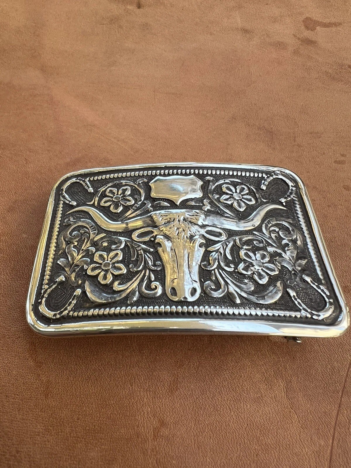 sterling silver steer head horseshoe trophy buckle, three-quarter view
