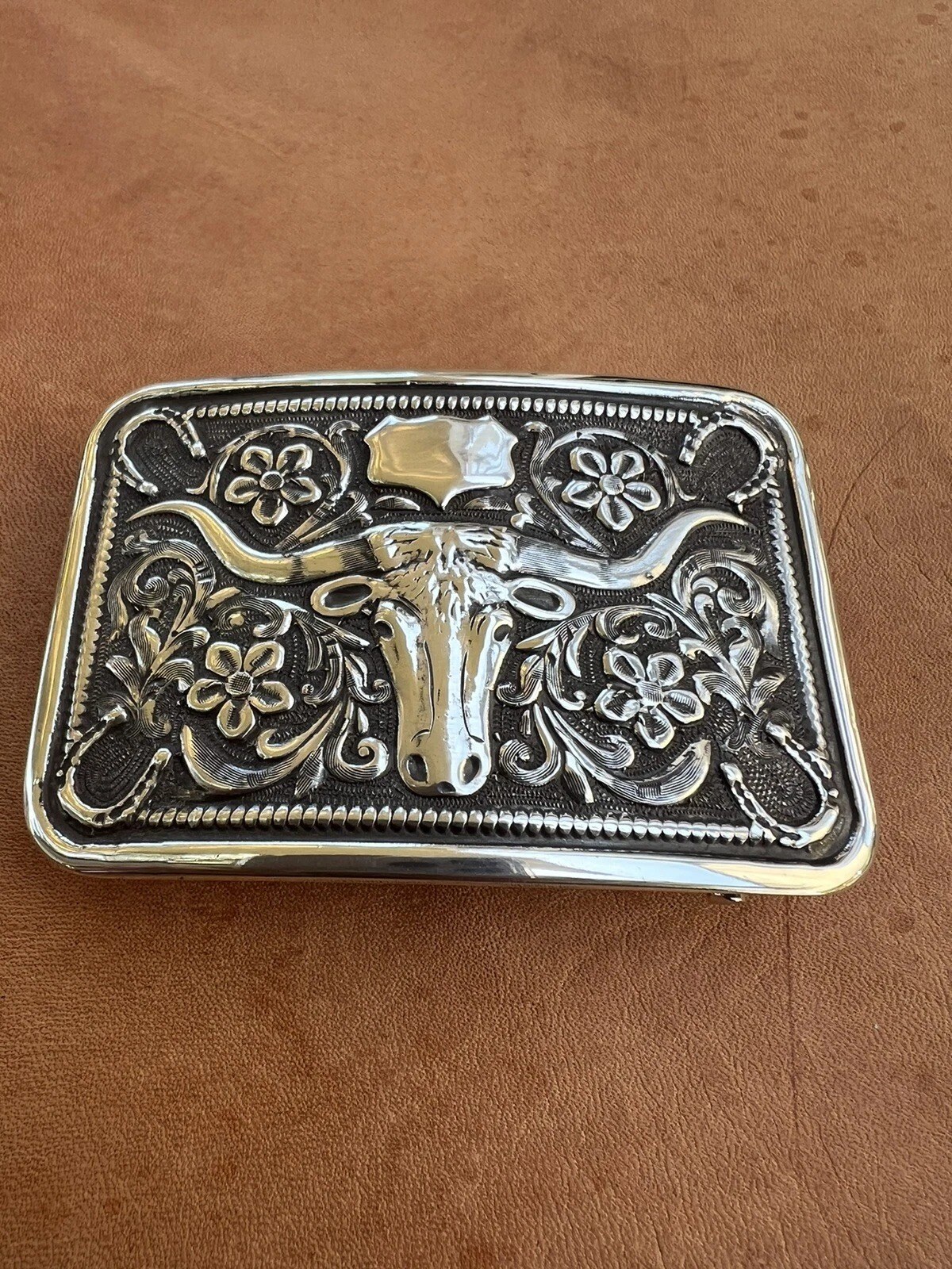 sterling silver steer head horseshoe trophy buckle, close front view