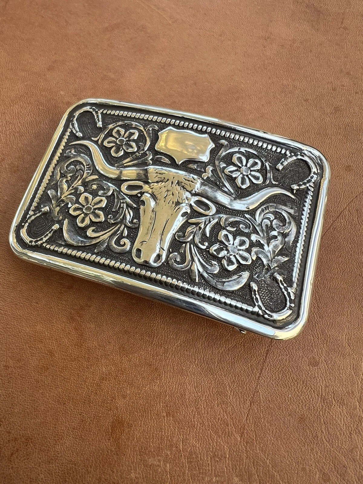 sterling silver steer head horseshoe trophy buckle, tilted view